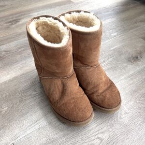 U.G.G. Classic Short Cozy Brown Suede Boots with Shearling Lining W Sz 9